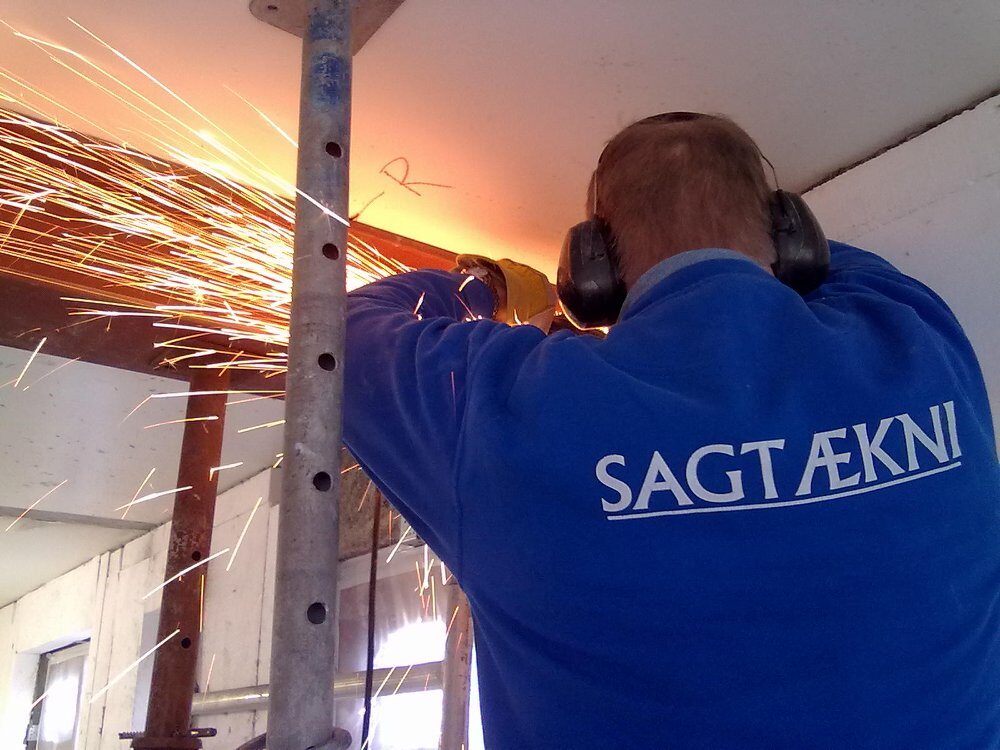 Starfsmenn Sagtækni við smíði stálstyrkinga